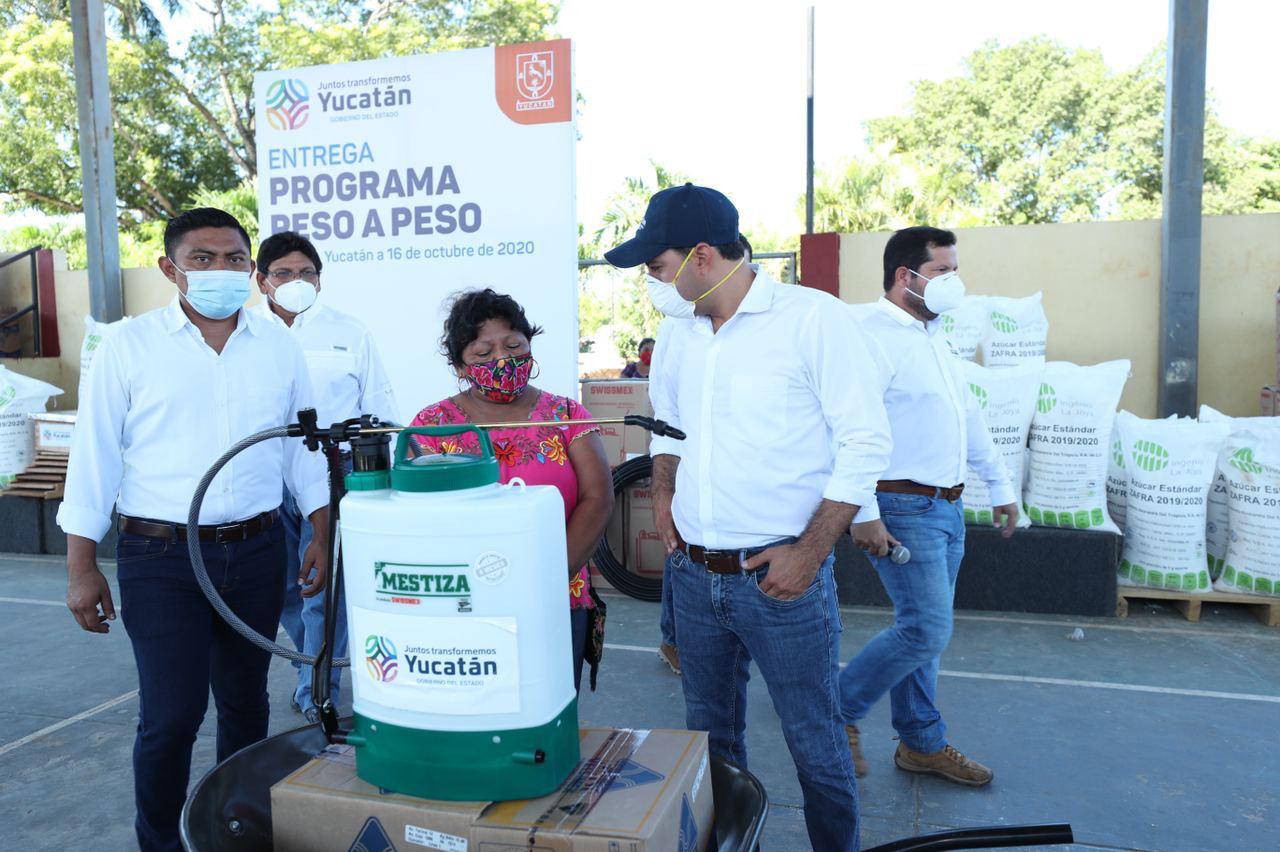 Vila Dosal entrega apoyos de 'Peso a Peso' en Opichén